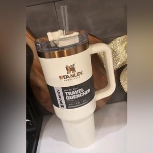 MAGNOLIA EXCLUSIVE CREAM & COPPER STANLEY QUENCHER TUMBLER